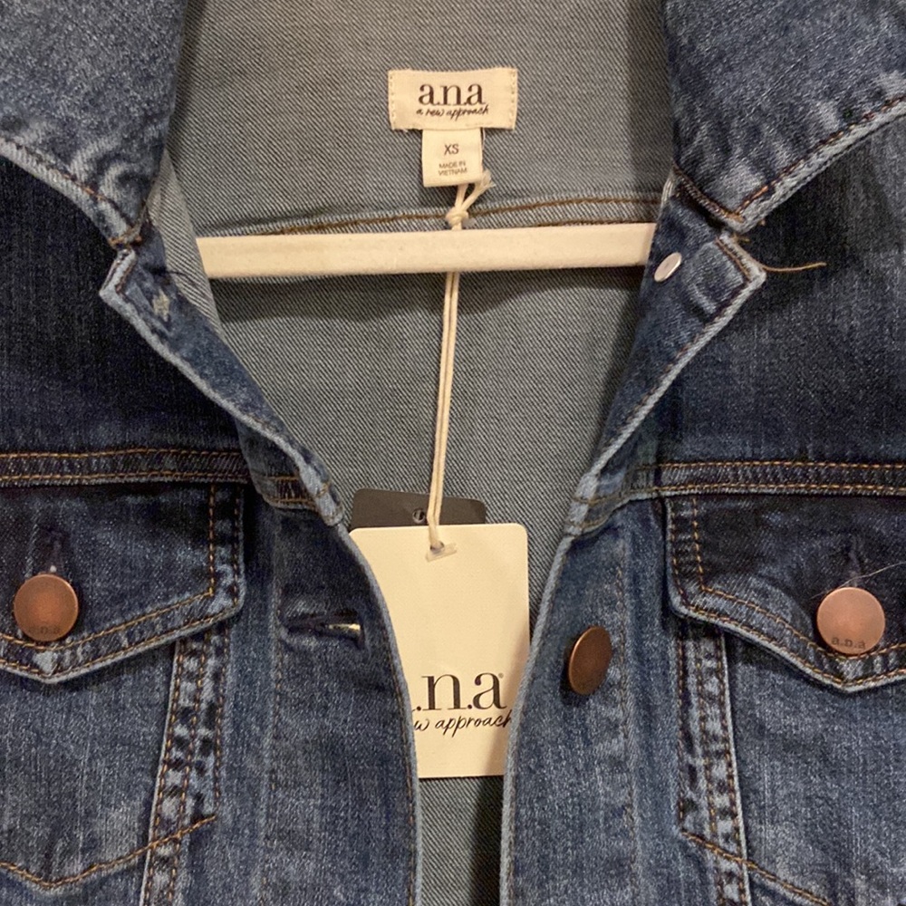 a.n.a. Women’s Jean Jacket Size XS NWT, blue denim soft and durable. - Picture 4 of 11